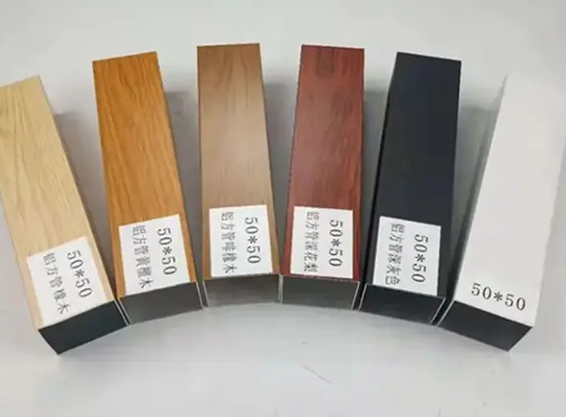 Explorando los beneficios de los postes de aluminio: soluciones livianas y duraderas