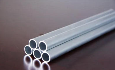 ¿Cuáles son los principios físicos de la extrusión de aluminio?