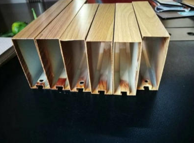 ¿Cuáles son las precauciones al utilizar perfiles de tubos de aluminio?